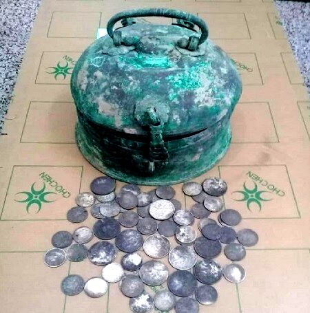 صندوقچه حاوی 60 سکه قدیمی در فریمان کشف شد+ عکس