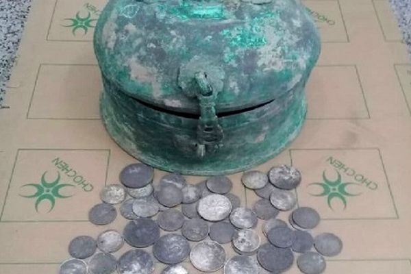 صندوقچه حاوی 60 سکه قدیمی در فریمان کشف شد+ عکس