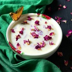 طرز تهیه فرنی گل سرخ دسر مجلسی ساده