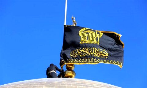 اهتزاز پرچم سیاه عزا بر فراز گنبد مطهر رضوی
