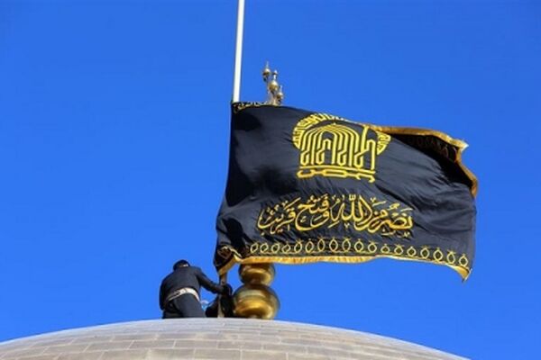 اهتزاز پرچم سیاه عزا بر فراز گنبد مطهر رضوی