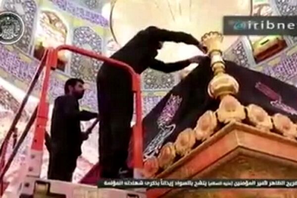 سیاه پوش شدن ضریح مطهر مولای متقیان علی (ع) در نجف، همزمان با شب نوزدهم ماه رمضان