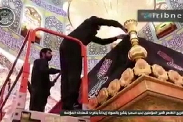 سیاه پوش شدن ضریح مطهر مولای متقیان علی (ع) در نجف، همزمان با شب نوزدهم ماه رمضان