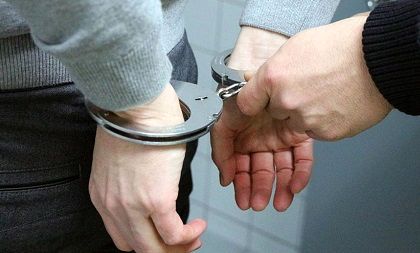 دزد شیشه ای پشت ویترین مغازه!