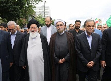 حضور امام جمعه مشهد و تولیت آستان قدس رضوی در جمع راهپیمایان روز قدس