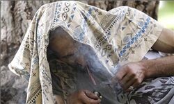 پیرمرد معتاد مشهدی توان نگهداری نوه هایش را ندارد/ کودکان آواره به بهزیستی می روند؟