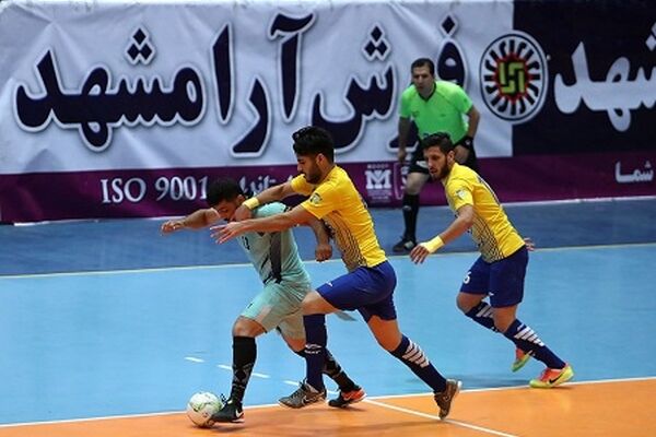 رقابت فرش‌آرا و ستارگان در ورامین