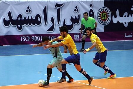 رقابت فرش‌آرا و ستارگان در ورامین
