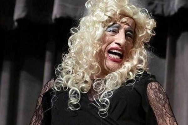 علیرضا خمسه با آرایش و پوشش زنانه در آمریکا