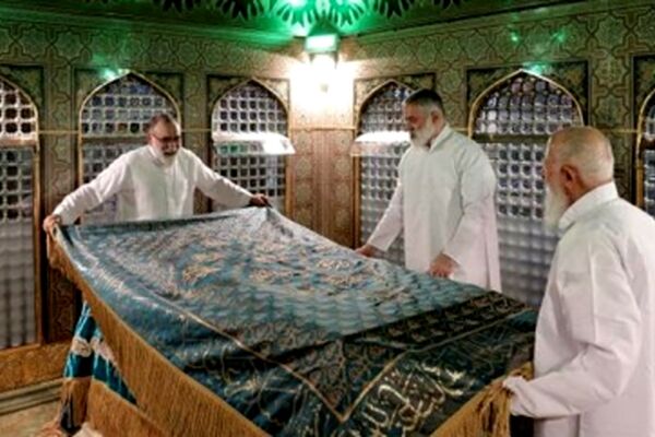 مضجع منور امام علی بن موسی الرضا(ع) غبارروبی شد