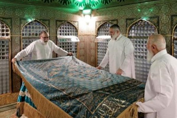 مضجع منور امام علی بن موسی الرضا(ع) غبارروبی شد