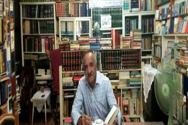 مردی که همه زندگی اش را با کتاب گذرانده است