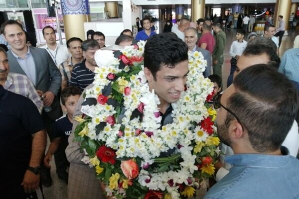 قهرمان تایبادی مسابقات جهانی کشتی وارد مشهد شد