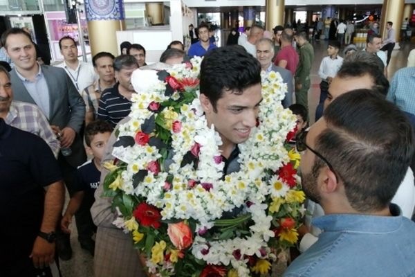 قهرمان تایبادی مسابقات جهانی کشتی وارد مشهد شد