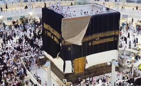 تصاویری از تعویض پرده کعبه در صبح امروز + فیلم