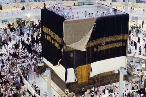 تصاویری از تعویض پرده کعبه در صبح امروز + فیلم