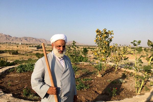 امام جمعه‌ای که سرِ زمین کشاورزی بیل می‌زند/ در شادی و عزا همراه مردم باشیم