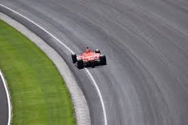 تنها پیست استاندارد اتومبیلرانی کشور در مشهد به بهره برداری می‌رسد