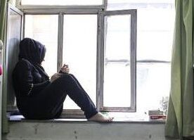 دختر 18 ساله وقتی وارد سوئیت اجاره ای شد 3 پسر جوان چاقو زیر گلویش گذاشتند