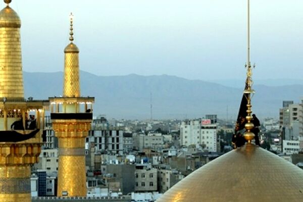 آیین تعویض پرچم گنبد حرم رضوی همزمان با آغاز ماه محرم برگزار می‌شود