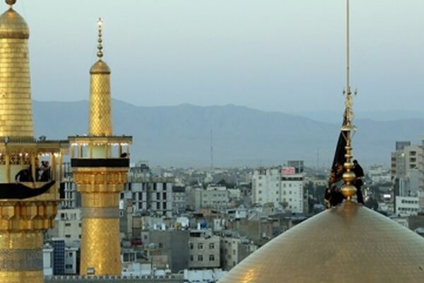 آیین تعویض پرچم گنبد حرم رضوی همزمان با آغاز ماه محرم برگزار می‌شود