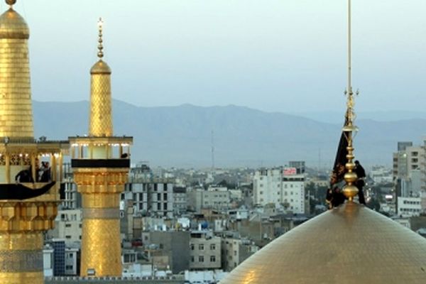 آیین تعویض پرچم گنبد حرم رضوی همزمان با آغاز ماه محرم برگزار می‌شود