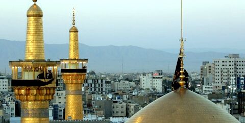 آیین تعویض پرچم گنبد حرم رضوی همزمان با آغاز ماه محرم برگزار می‌شود