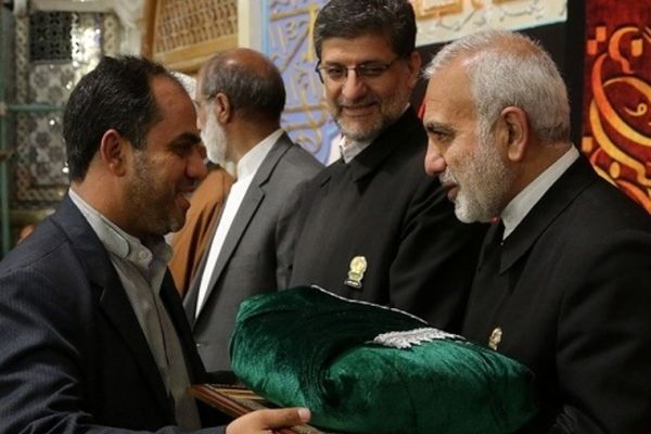 اهدای پرچم عزای حسینی به هیئت‌های مذهبی سراسر کشور در حرم مطهر رضوی