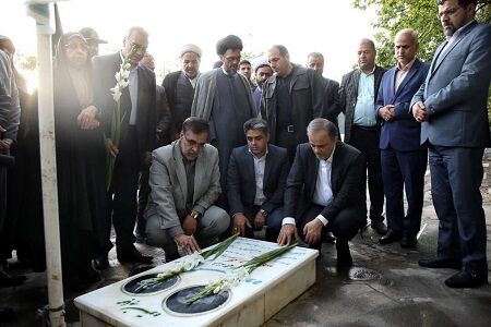 استاندار خراسان رضوی به مقام شهدا ادای احترام کرد
