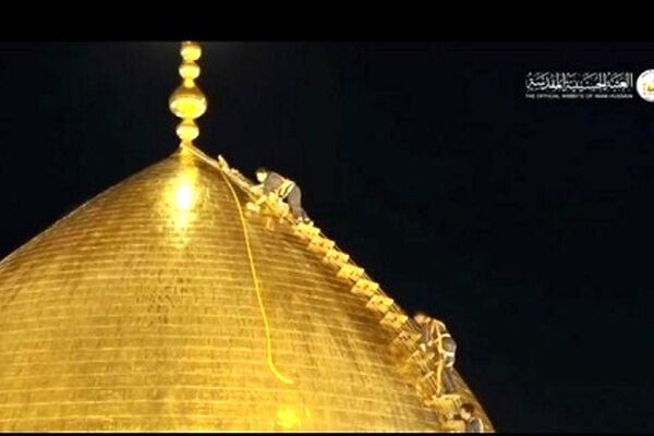 شستشوي گنبد مطهر حرم حضرت سيدالشهدا(ع) قبل آغاز ماه محرم