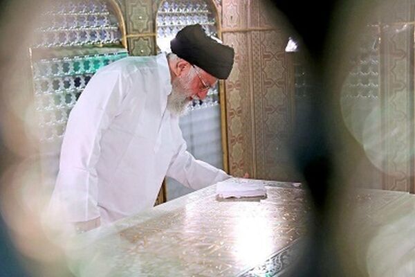 مضجع مطهر حضرت امام رضا (ع) با حضور رهبر انقلاب غبارروبی شد