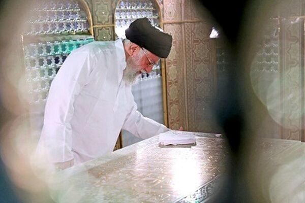 مضجع مطهر حضرت امام رضا (ع) با حضور رهبر انقلاب غبارروبی شد