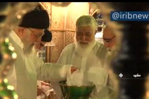 غبارروبی مضجع مطهر حضرت امام رضا (ع)با حضور رهبر انقلاب
