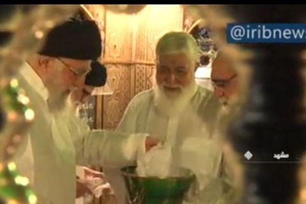 غبارروبی مضجع مطهر حضرت امام رضا (ع)با حضور رهبر انقلاب