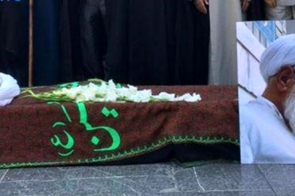 پیکر مرحوم آیت‌الله مجتهد زاده عبد خدایی در حرم مطهر تشییع شد