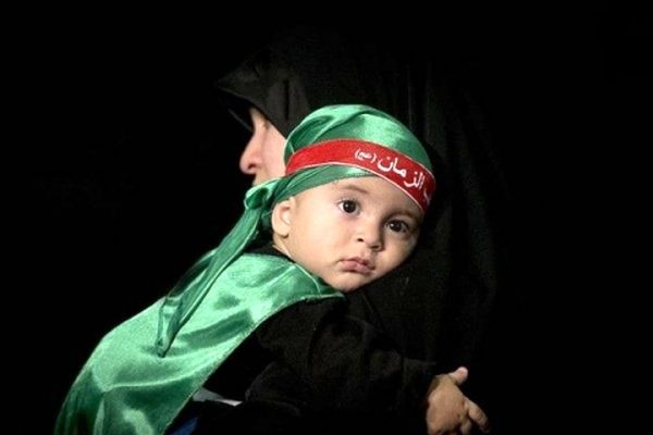 فیلمی کوتاه از حضور پرشور زائران و مجاوران در آیین شیرخوارگان حسینی