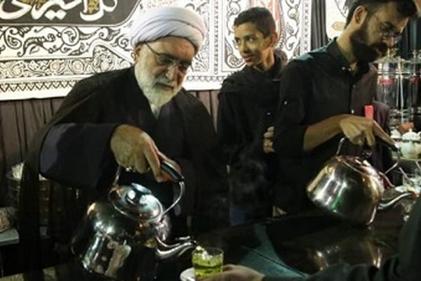 چای‌ریزی تولیت آستان قدس برای عزاداران حسینی