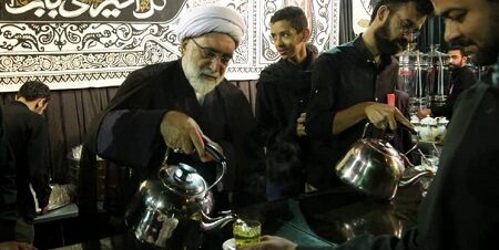 چای‌ریزی تولیت آستان قدس برای عزاداران حسینی