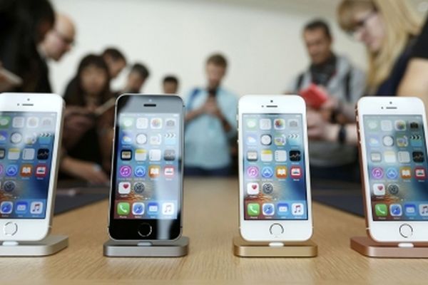 قیمت تلفن همراه نسبت به سال قبل سه برابر شده است