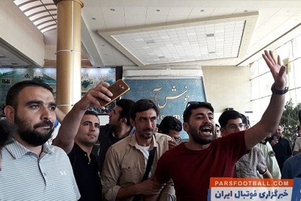 استقبال گرم از گل‌محمدی و رحمتی در فرودگاه مشهد/ فیلم و عکس