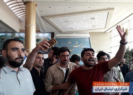 استقبال گرم از گل‌محمدی و رحمتی در فرودگاه مشهد/ فیلم و عکس