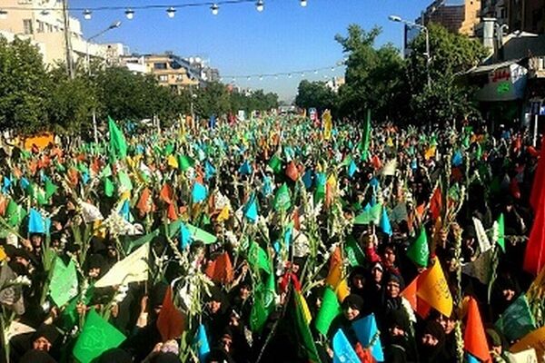 حضور گسترده زنان و بانوان مشهدی در مراسم گلباران حرم رضوی