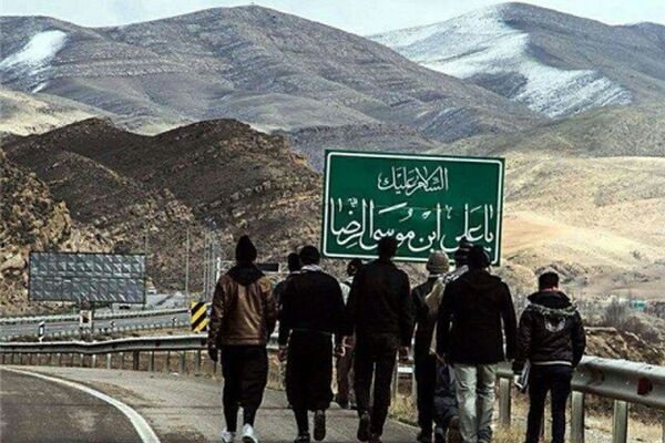 سه هزار زائر پیاده در راه مشهد هستند