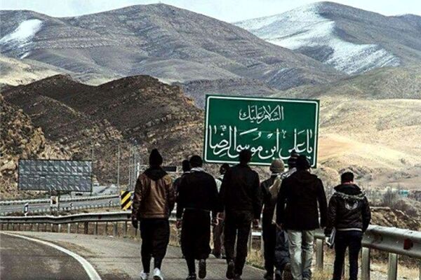 سه هزار زائر پیاده در راه مشهد هستند