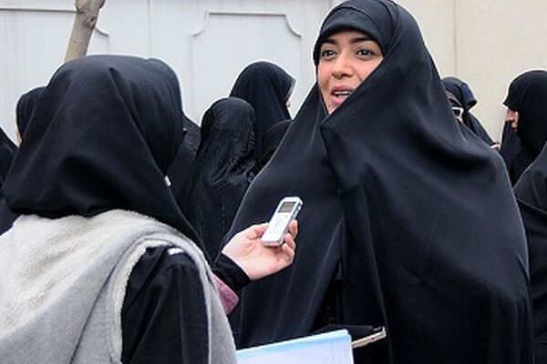 انتقاد الهام چرخنده از قیمت چادر