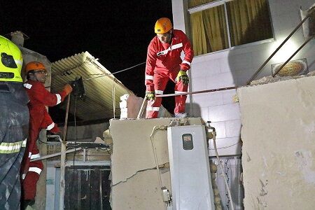 انفجار منزل مسکونی در مشهد / نجات یک نفر توسط آتش نشانان از زیر آوار +تصاویر
