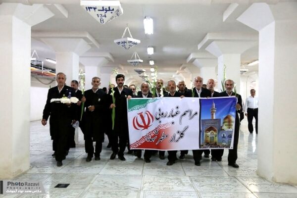 مزار ۶۰۰ شهید مدفون در حرم مطهر رضوی غبارروبی شد