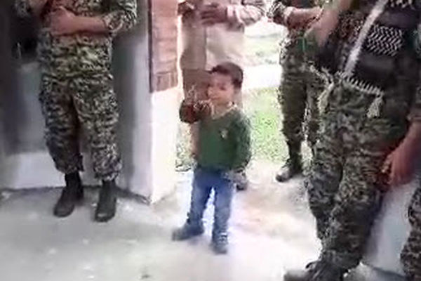 مداحی فرزند خردسال شهید مدافع حرم بر سر مزار پدرش + فیلم