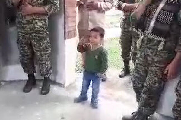 مداحی فرزند خردسال شهید مدافع حرم بر سر مزار پدرش + فیلم