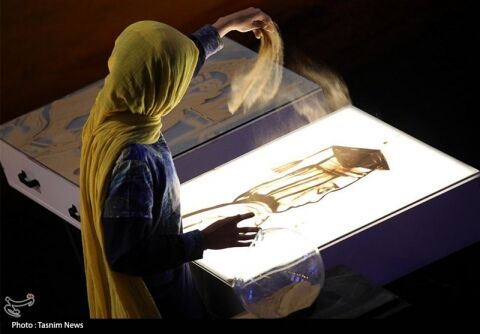 نقاشی «فاطمه عبادی» با شن در گردهمایی بانوان و دختران در حرم امام رضا(ع) + فیلم